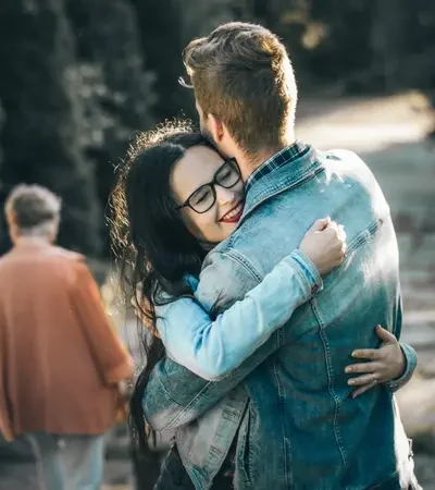 Ilustrasi berpelukan. (Foto : Unsplash)