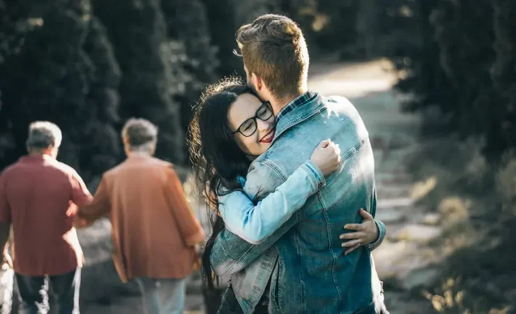Ilustrasi berpelukan. (Foto : Unsplash)