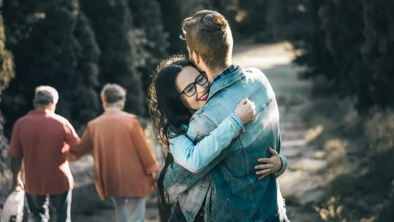 Ilustrasi berpelukan. (Foto : Unsplash)