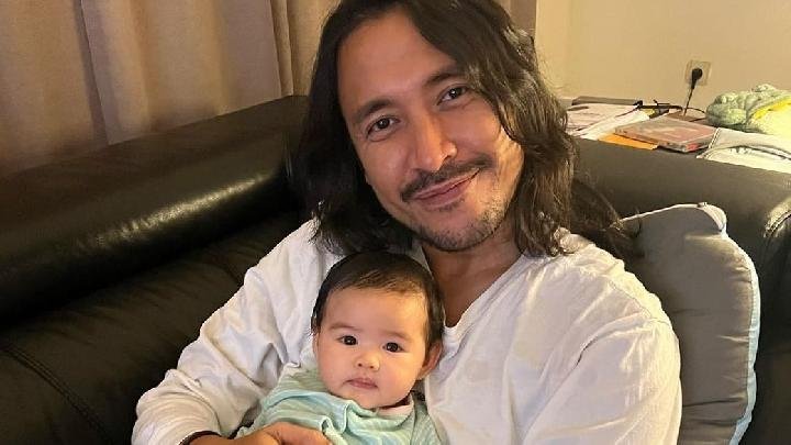 Marcello Tahitoe bersama putri pertamanya. (Foto: IG @marcello_tahitoe)