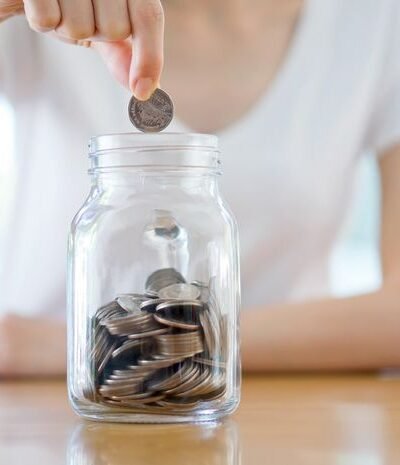 Ilustrasi menabung untuk mengatur uang buat liburan.(Foto : thelandersnetwork)