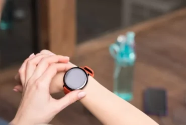 Ilustrasi jam tangan di sebelah kanan. (Foto: Freepik)