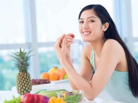 Ilustrasi makan buah. (Foto : Shutterstock)
