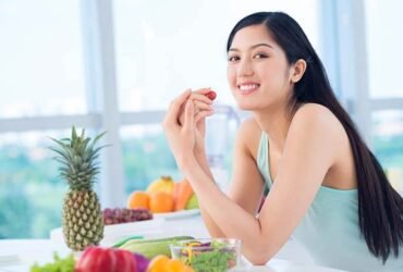 Ilustrasi makan buah. (Foto : Shutterstock)