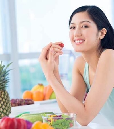 Ilustrasi makan buah. (Foto : Shutterstock)
