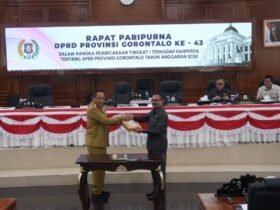 Ketua DPRD Provinsi dan Gubernur  Gorontalo dalam Rapat Paripurna terkait Pembicaraan Tingkat I atas Ranperda tentang APBD Tahun Anggaran 2026.(Foto : HUMAS DPRD)