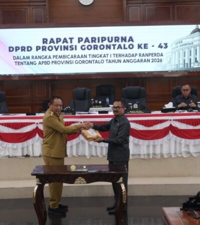 Ketua DPRD Provinsi dan Gubernur  Gorontalo dalam Rapat Paripurna terkait Pembicaraan Tingkat I atas Ranperda tentang APBD Tahun Anggaran 2026.(Foto : HUMAS DPRD)