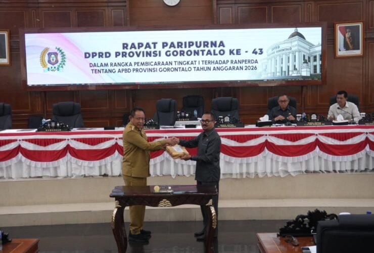 Ketua DPRD Provinsi dan Gubernur Gorontalo dalam Rapat Paripurna terkait Pembicaraan Tingkat I atas Ranperda tentang APBD Tahun Anggaran 2026.(Foto : HUMAS DPRD)