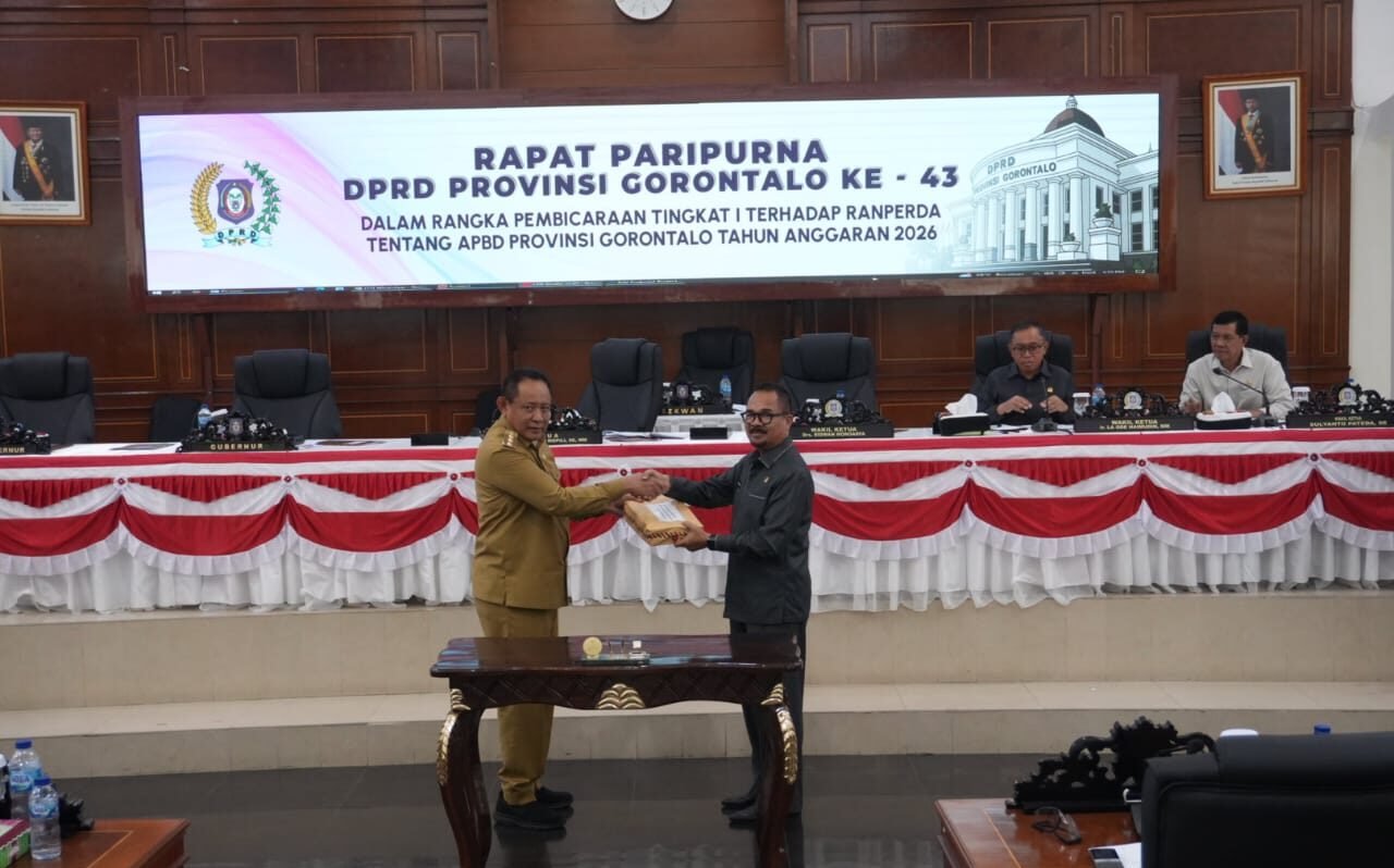 Ketua DPRD Provinsi dan Gubernur  Gorontalo dalam Rapat Paripurna terkait Pembicaraan Tingkat I atas Ranperda tentang APBD Tahun Anggaran 2026.(Foto : HUMAS DPRD)
