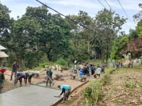 Suasana kebersamaan antara prajurit TNI dan warga Desa Tonala saat menata adukan semen dalam program TMMD ke-126 di Kecamatan Telaga Biru.(Foto : Do. Ist.)