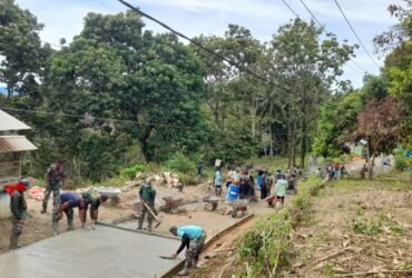 Suasana kebersamaan antara prajurit TNI dan warga Desa Tonala saat menata adukan semen dalam program TMMD ke-126 di Kecamatan Telaga Biru.(Foto : Do. Ist.)