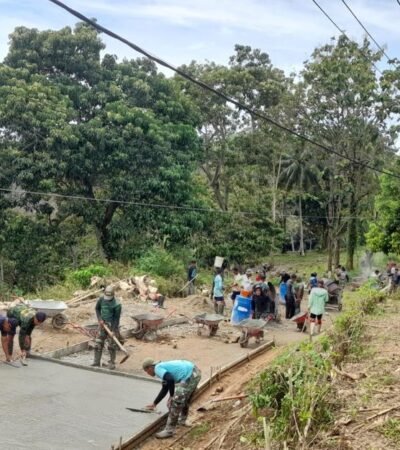 Suasana kebersamaan antara prajurit TNI dan warga Desa Tonala saat menata adukan semen dalam program TMMD ke-126 di Kecamatan Telaga Biru.(Foto : Do. Ist.)