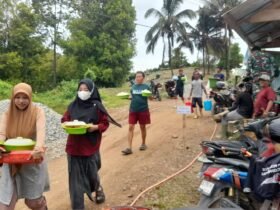 Warga Desa Tonala membawa makanan untuk prajurit Satgas TMMD ke-126 Kodim 1315/Kabupaten Gorontalo sebagai wujud terima kasih atas pembangunan jalan di desa mereka.(Foto : Dok/. Ist)