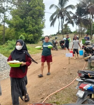 Warga Desa Tonala membawa makanan untuk prajurit Satgas TMMD ke-126 Kodim 1315/Kabupaten Gorontalo sebagai wujud terima kasih atas pembangunan jalan di desa mereka.(Foto : Dok/. Ist)