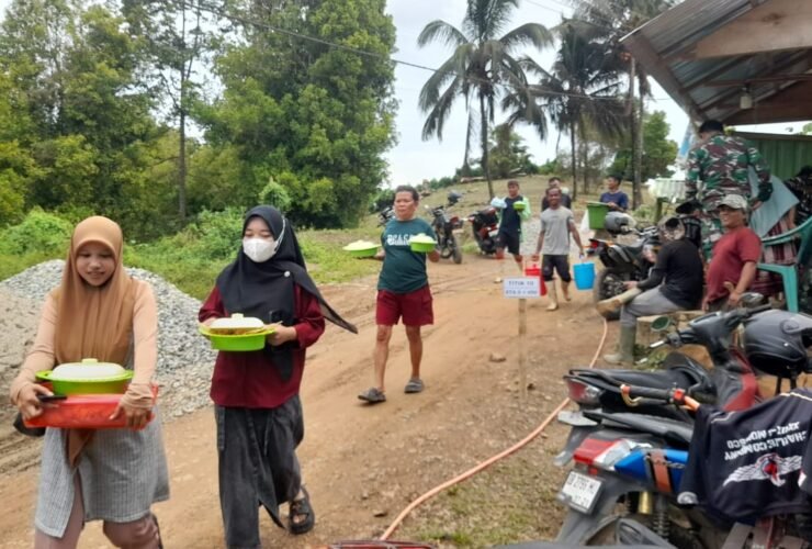 Warga Desa Tonala membawa makanan untuk prajurit Satgas TMMD ke-126 Kodim 1315/Kabupaten Gorontalo sebagai wujud terima kasih atas pembangunan jalan di desa mereka.(Foto : Dok/. Ist)