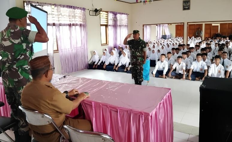 Ratusan siswa SMP Negeri 1 Telaga Biru antusias mengikuti penyuluhan bela negara yang digelar Satgas TMMD ke-126 Kodim 1315/Kabupaten Gorontalo.(Foto : Dok.Ist.)