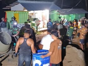 Suasana gotong royong malam hari di Desa Tonala, warga dan prajurit TNI bahu membahu menyelesaikan rabat beton dalam program TMMD ke-126.(Foto : Dok. Ist.)