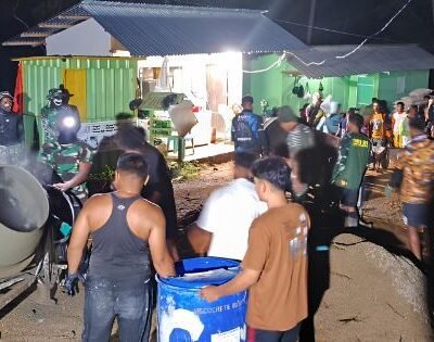 Suasana gotong royong malam hari di Desa Tonala, warga dan prajurit TNI bahu membahu menyelesaikan rabat beton dalam program TMMD ke-126.(Foto : Dok. Ist.)