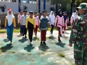 Prajurit Satgas TMMD ke-126 Kodim 1315/Gorontalo melatih kedisiplinan siswa Sekolah Satu Atap Desa Tonala melalui kegiatan baris-berbaris, Selasa (28/10/2025). (Foto : Dok. Ist.)
